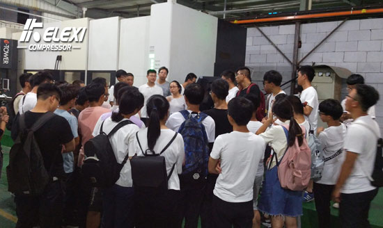 珂勒曦随性工作人员介绍生产情况